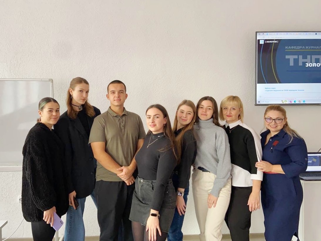 Студенти групи Ж-44 з доцентами кафедри журналістики, Синоруб Галиною Петрівною та Білою Наталією Василівною